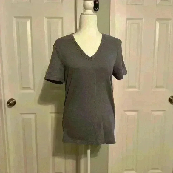 Universal Thread Grey V-neck Short Sleeve Tee Size Small - Picture 2 of 6